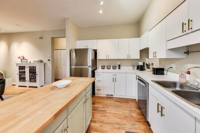Photo - 1640 W Diversey Pkwy Apartment