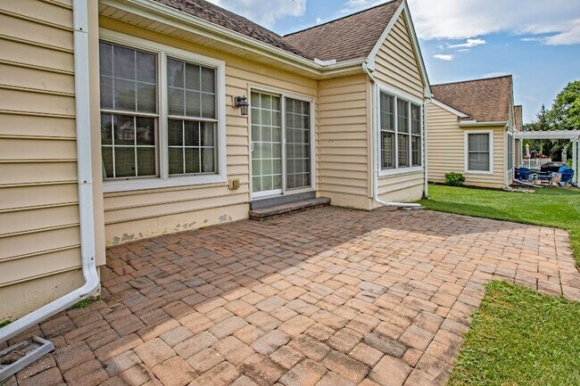 Foto del edificio - Beautiful 3 bedroom, 3 bath home in over 5...