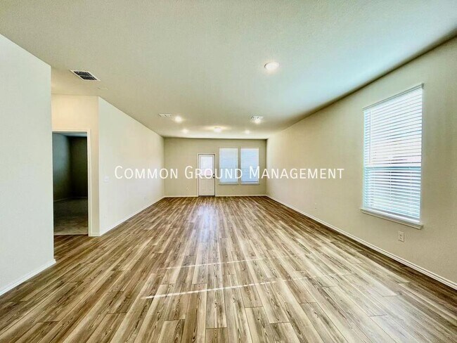 Foto del edificio - 2021 Build with Community Pool and close t...