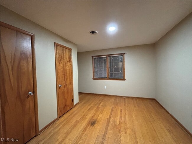 Foto del edificio - 1048 E State St