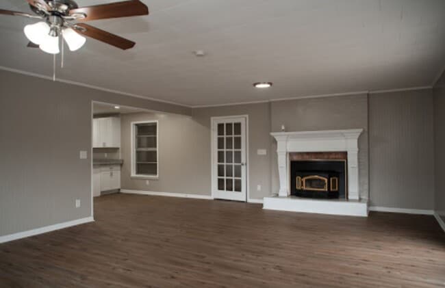 Building Photo - Renovated 3/2 Home & 2/1 Apartment
