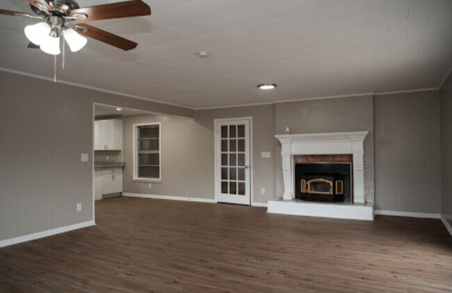 Foto del edificio - Renovated 3/2 Home & 2/1 Apartment