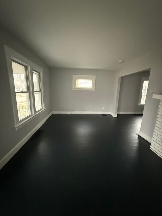 Building Photo - South Collinwood Single