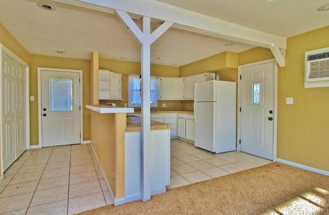 Building Photo - 2 Bedroom House