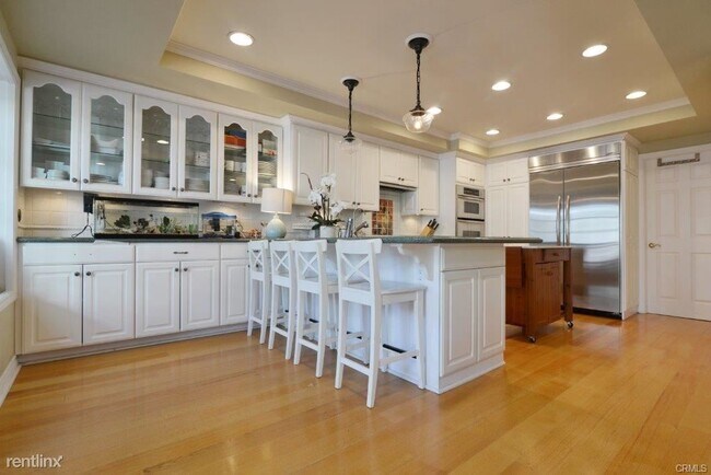 Building Photo - 4 br, 2.5 bath Condo - 10 E Yale Loop # 1