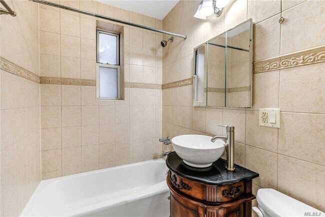 Foto del edificio - 142-35 84th Dr