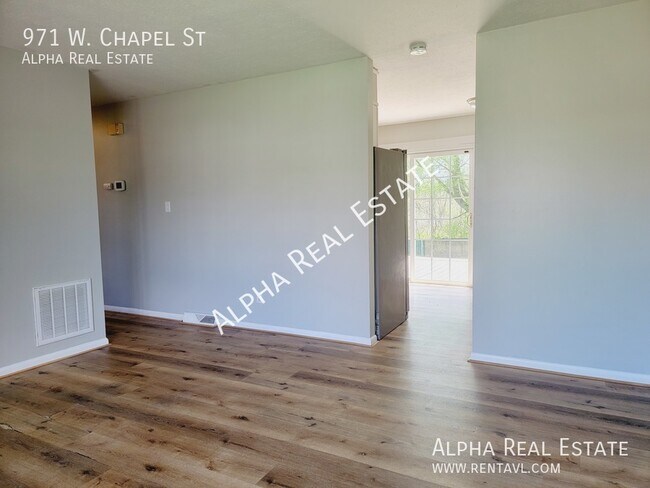 Foto del edificio - Pet friendly home with level fenced back y...