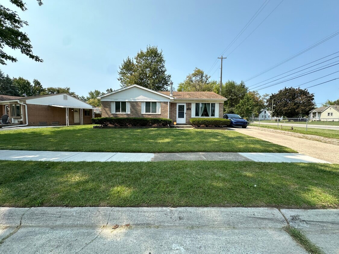 Primary Photo - 9408 Van Buren St