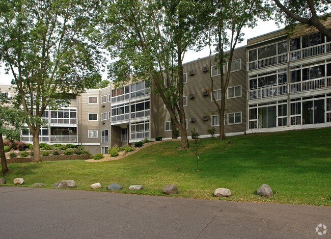 Building Photo - 135 Viking Dr E