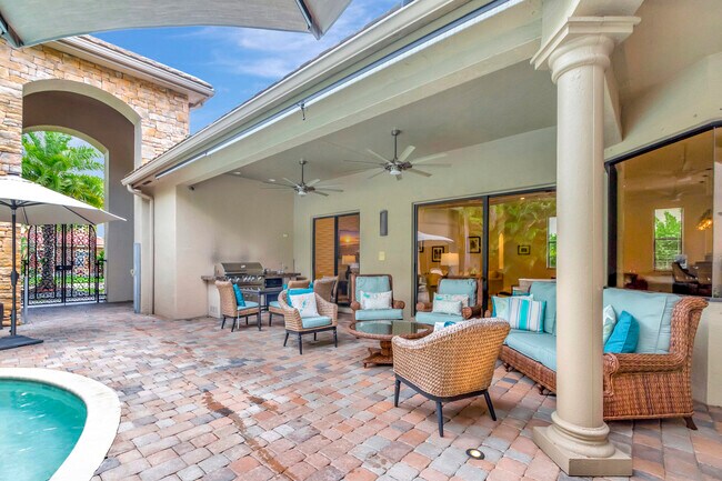 Building Photo - 10699 Versailles Blvd