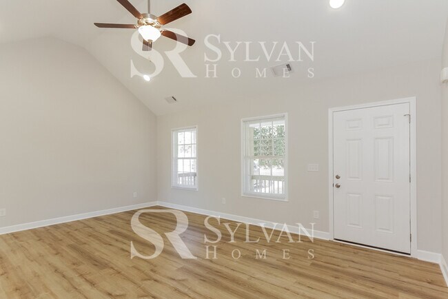 Foto del edificio - This charming home is ready for your personal touch!