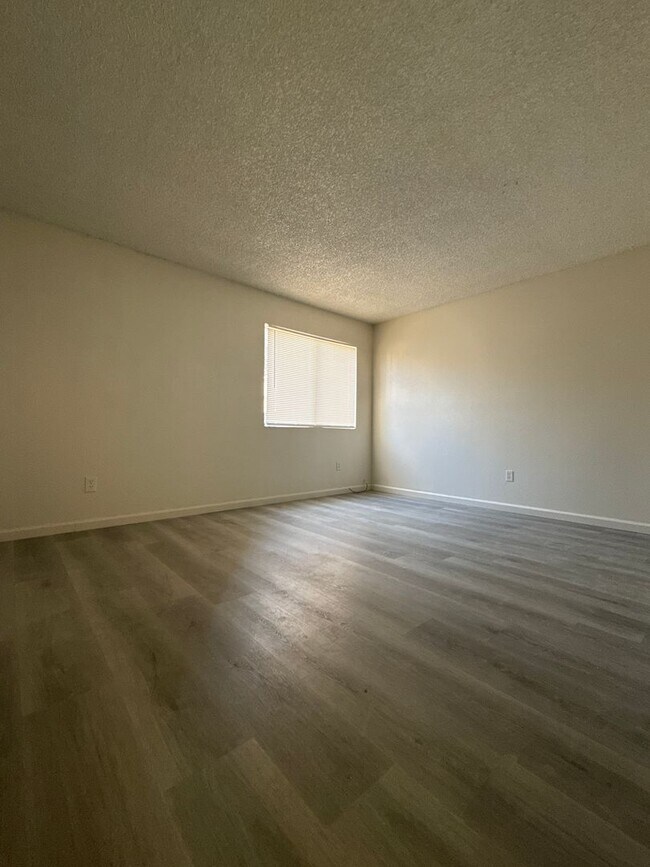 Foto del edificio - 9001-9005 Stacey Ct