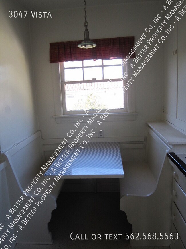 Building Photo - LARGE Classic unit w/hardwood floors, dini...