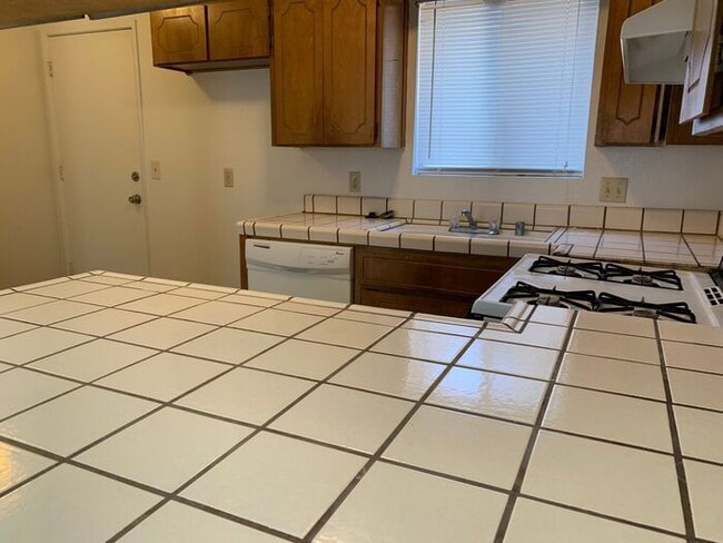 Building Photo - Tulare Apartment for Rent Available Now!