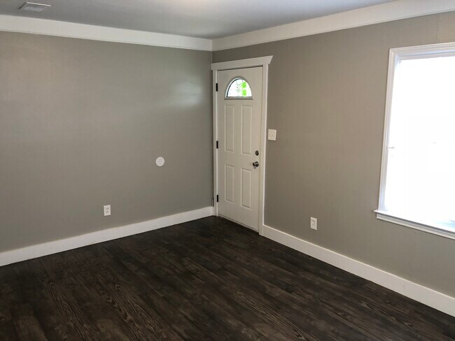 Sala de estar: recién pintada, piso nuevo, puertas nuevas, ventanas nuevas, molduras nuevas. - 18768 Roscommon St