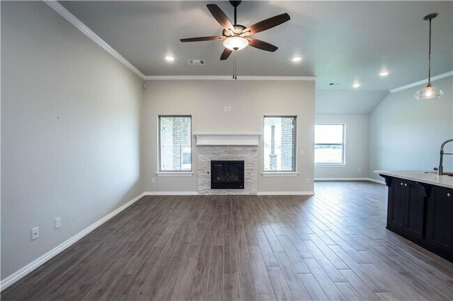 Foto del edificio - Luxury 4 Bedroom 3 Bath With 3 Car Garage And Storm Shelter - Piedmont Schools (Neighborhood Pool...