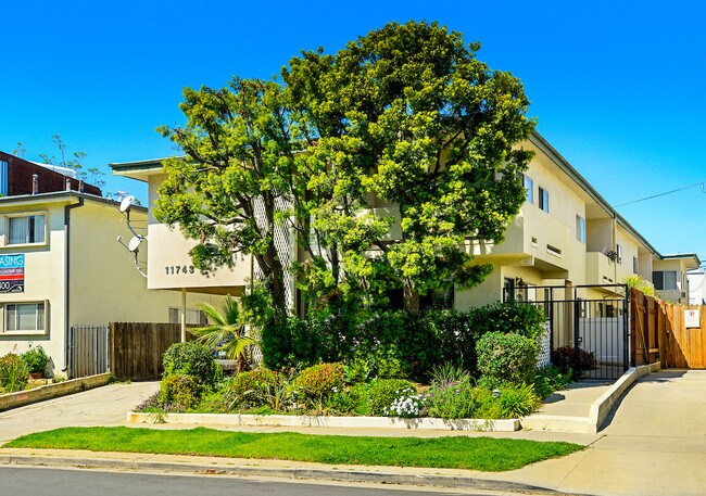 Foto del edificio - 11743 Mayfield Ave