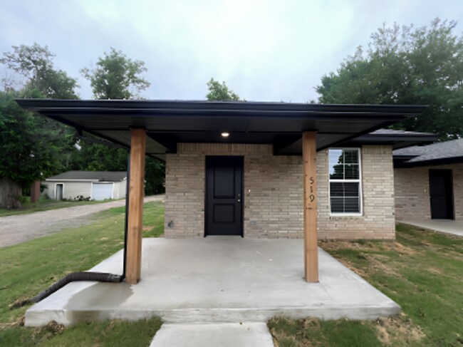 Foto del edificio - Modern 2-Bedroom Duplex with All Appliances Included – Comfort, Style & Convenience!