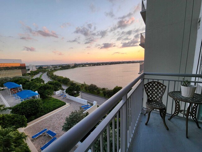 Foto del edificio - 300 S Australian Ave