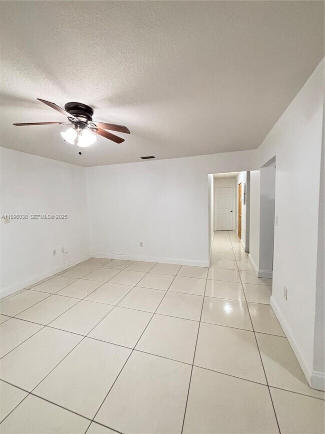 Foto del edificio - 12 Andros Rd