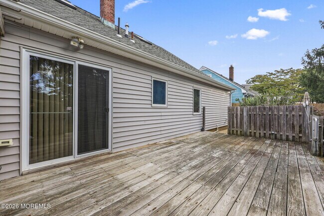 Building Photo - 21 Fairway Dr