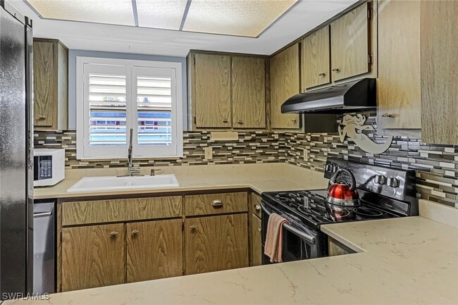 Building Photo - 300 Valley Stream Dr