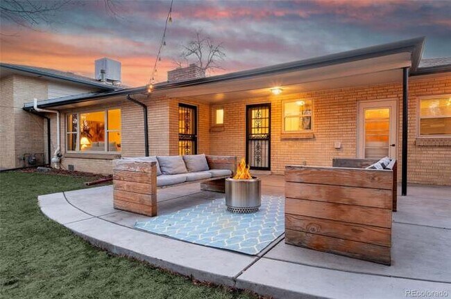 Foto del edificio - 3090 S Franklin St