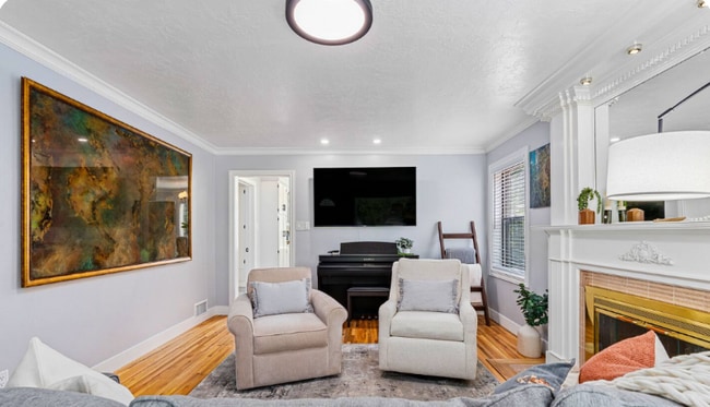 Building Photo - 444 N Oakley St