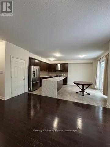 Photo du bâtiment - 355 Royal W Dr