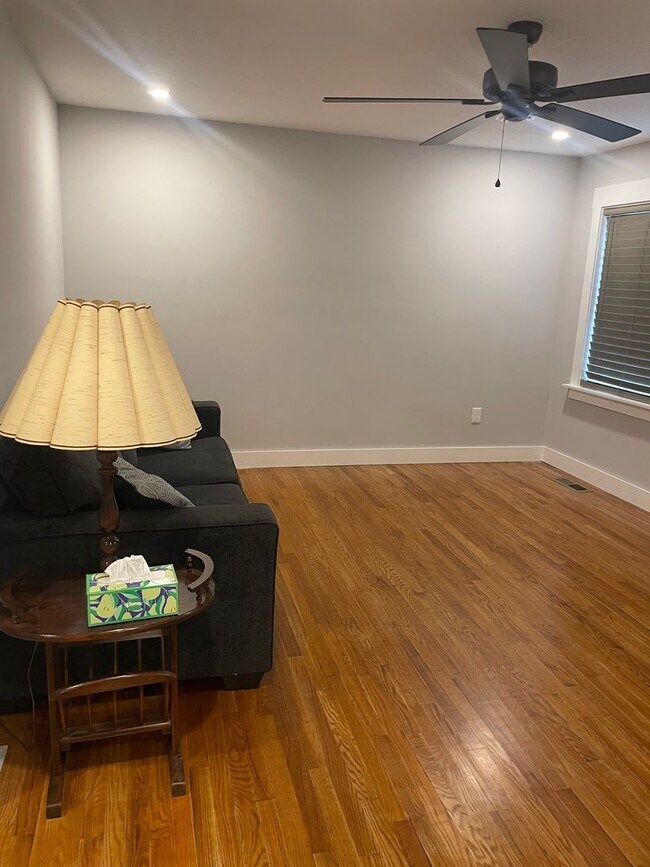 Foto del edificio - Knoxville 37914 - Adorable 2 bedroom, 1 bath home - Contact Lisa Vineyard and Shannon Russell (86...