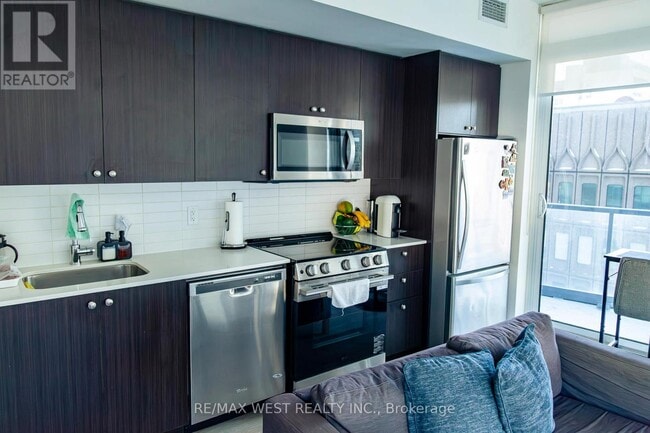 Photo du bâtiment - 30 Roehampton Ave