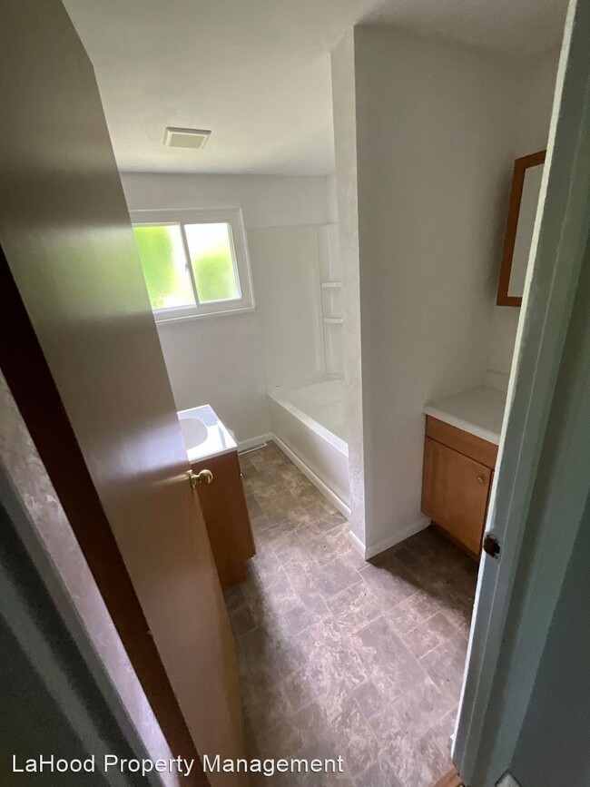 Building Photo - 2 br, 1 bath House - 2736 W Overhill Rd.