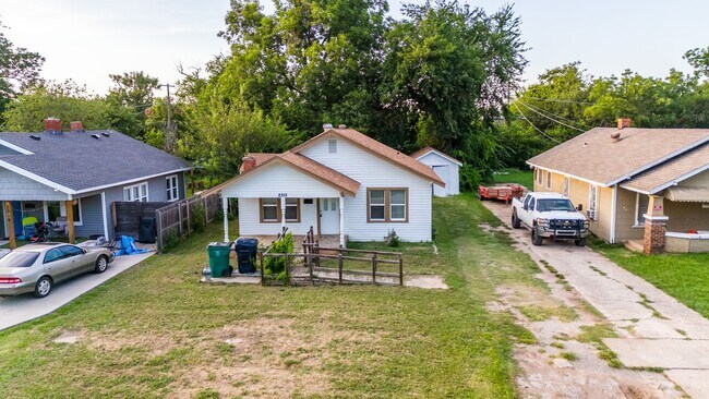 Building Photo - Quaint 2 Bedroom, 1 Bathroom Haven! DEPOSI...