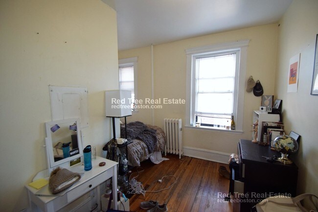 Building Photo - 447 Park Dr