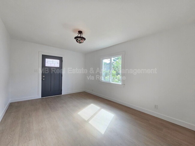 Building Photo - 635 4th St