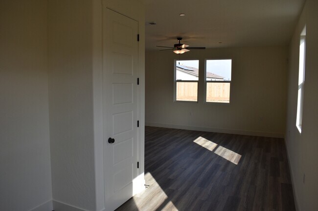 Foto del edificio - 4649 Jema Wy