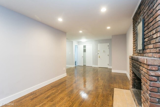 Building Photo - 57 E 95th St
