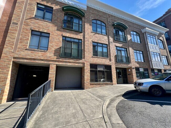 Foto del edificio - Spacious 2 Bedroom Condo in Fairhaven!