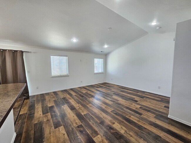 Building Photo - Three Bedroom Home