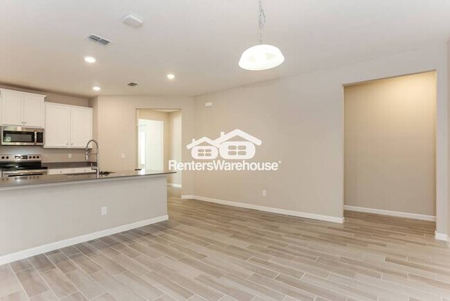 Building Photo - Spacious home in a great location!