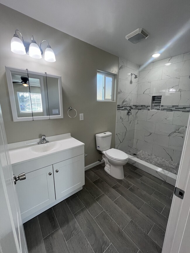 Bathroom - 1524 Lark St