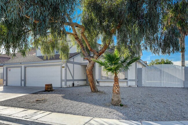 Foto del edificio - 4/BD 3/BA Spacious Corner-Lot Pool Home wi...