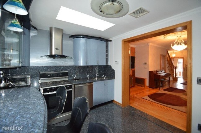 Foto del edificio - 4 br, 3 bath House - 105-27 62ND DR