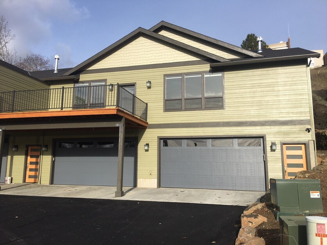 Primary Photo - Modern 2 Bed & 2 Bath Townhouse Minutes aw...