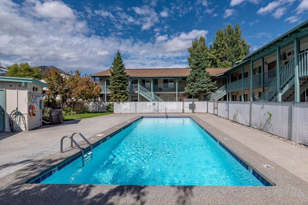 10 Cove Unit 10 S Cove 37, Wenatchee, WA 98801 Room for Rent in