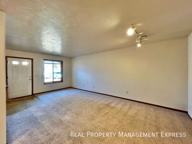 Foto del edificio - Cozy 1 Bedroom 1 Bathroom Townhome in Bran...