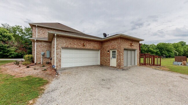 Building Photo - Stunning Lewisburg Home