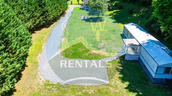 Building Photo - Charming 3-bedroom, 2-bath single wide trailer in Whittier, NC available now for year-long lease.