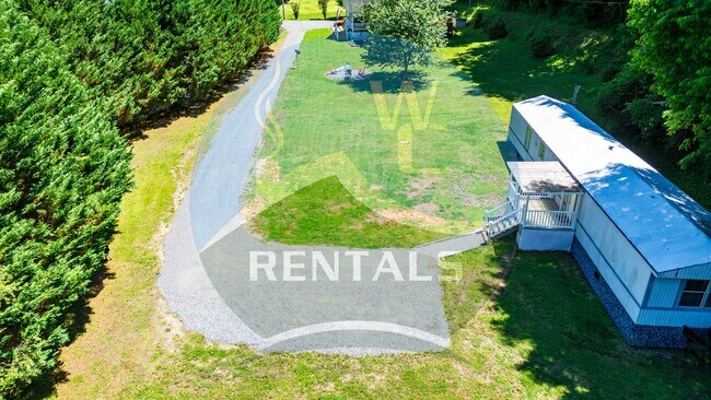Foto del edificio - Charming 3-bedroom, 2-bath single wide trailer in Whittier, NC available now for year-long lease.