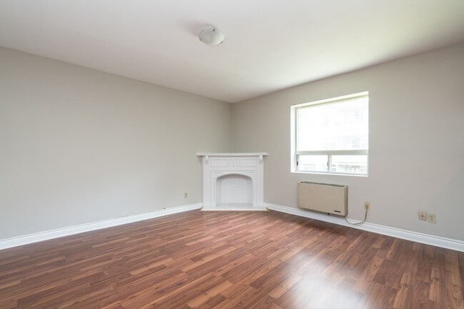 Building Photo - 83 Isabella St